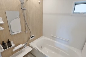 （C棟）１坪タイプの浴室暖房乾燥機付バス。ダブル保温構造でお湯が冷めにくいサーモスバスS、スイッチ付エコアクアシャワーSPAはウルトラファインバブルのミスト・パワーマッサージ・アクアスプレーの３タイプ