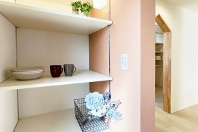 (C棟)パントリー（キッチンからみて右側）可動式の収納スペースのためゴミ箱も配置可能です。