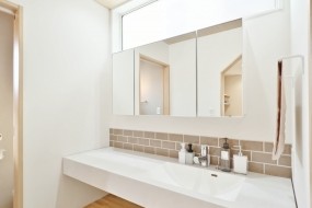 洗面室と脱衣室を扉で仕切ることで、家族が入浴中でも気兼ねなく洗面台を使えます。生活感を隠せるため、来客時も脱衣所の洗濯物などを気にせず案内でき、プライバシーと使い勝手を両立した快適な住まいを実現