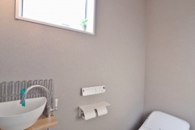 (C棟)１階トイレには造作手洗いをご用意しECO5節水に優れ、従来品より３日でお風呂１杯分以上節約。〈約180Ｌ〉アクアセラミックで汚れが落ちやすい便器にフチレス形状でお掃除もひと拭きでらくらくです。　