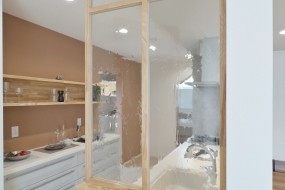 (C棟)キッチンの造作のガラスパーティション