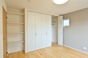 (C棟)2階主寝室　可動式の棚とクローゼット完備で収納たっぷり