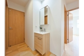 (C棟)2階洗面台　朝の準備の混雑を避けられ、夜寝る前の歯磨きや掃除もスムーズになります。　