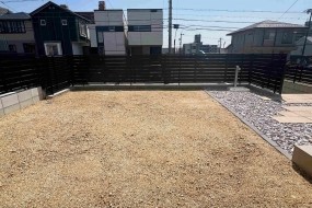 (C棟)南庭の幅約6ｍ(アプローチ含む)×奥行約5.4ｍがゆとりある暮らしに花を添えてくれます。