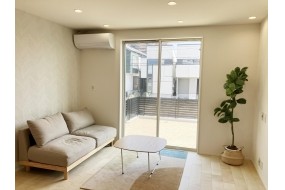 (C棟)リビングには嬉しいエアコン付き♪ 猛暑の夏も、お引き渡ししたその日から快適にスタートできます。