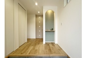 （D棟）　玄関ホールには、やわらかな印象のR開口ニッチ棚を設置。お気に入りの絵や花を飾れば、お客様を迎える玄関の素敵なアクセントに。空間にさりげない個性と彩りを添えます。