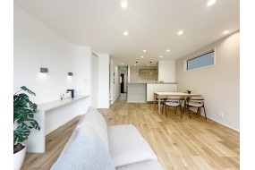 （D棟）床材はエアーウォッシュフローリング、光触媒技術により室内のウイルス・菌・ニオイ・有害物質を低減する高機能。お子様やペットのいるご家庭でも日常的な清掃で清潔な空間を保ちます。