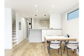 （D棟）ナチュラルで安らぎあるダイニングです。冬は床暖房がリビング含め２か所とガスコックもあるので、ファンヒーターも使えます。