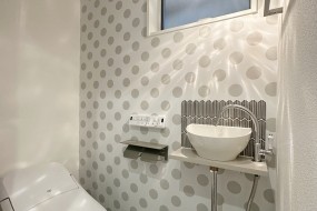 （D棟）１階トイレには標準仕様の手洗器を設置。ECO5節水に優れ従来品より３日でお風呂１杯分以上節約。〈約180Ｌ〉アクアセラミックで汚れが落ちやすい便器にフチレス形状でお掃除もらくらくです。