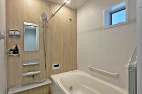 　（D棟）１坪タイプの浴室暖房乾燥機付。ダブル保温構造でお湯が冷めにくく、スイッチ付エコアクアシャワーSPAはウルトラファインバブルのミスト・パワーマッサージ・アクアスプレーの３タイプ。