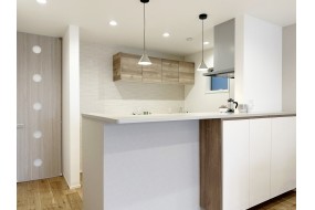 （D棟）キッチン前には収納ボックスがあり、食器や家電などかなり多くの物が収納でき、食卓にサッと出せる便利アイテムです。