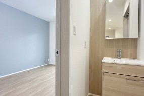 （D棟）　２階の洗面台　こちらも標準仕様でお湯の出る洗面です。２階に水場があるとお掃除にも便利ですし、朝の忙しい時間も混雑せずに身支度できます。コンセントやミラー収納、本体にも収納ができる優れものです。