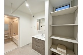 C.D棟　アイアンの吊り金物を設けたランドリースペース。室内干しができ、見た目もおしゃれ。雨の日や花粉の季節も安心して洗濯ができる、実用性とデザイン性を兼ね備えた空間です。