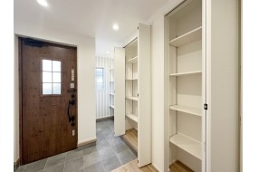 （D棟）シューズクロークと家族一人ひとりに選んで頂ける鍵システム。スマートフォン、リモコンキー、タグキー、手動キーなど使いやすさに合わせて、自由にセレクトできるアイテムです。