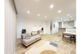 （D棟）南向きリビングの掃き出し窓には天井埋込カーテンボックスを採用。カーテンレールが見えず、空間がすっきりと美しく整います。明るさと開放感をそのままに、洗練された印象に。