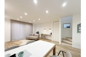 (D棟)ダイングからリビングを見た写真です。エアコンなどの空調を気にされる方は、階段部分にロールスクリーンなど設置して頂くことも可能です。