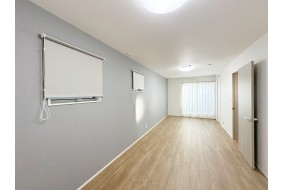 (D棟)主寝室は将来仕切れるようにドアと窓が用意。ロールスクイーンとレースカーテンも設置しました。