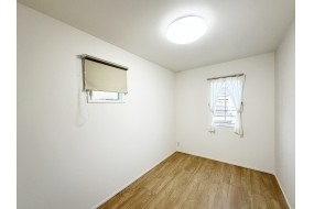 (D棟)居室の窓にはロールスクリーンとレースカーテンをご用意しました。