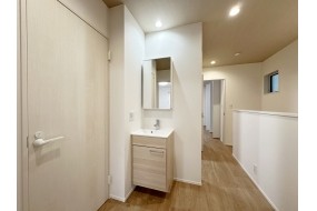 (C棟)２階の洗面です。お湯が出るのがこの季節有難いですね。