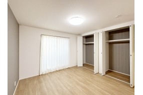 (C棟)２階主寝室のクローゼットと掃き出し窓のレースカーテンです。