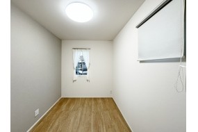 (C棟)居室にはロールスクリーンとレースカーテンをご用意しました。