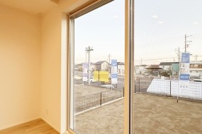 (C棟)南側の風景です。日当たり良く１段高い位置になるのでプライベートも確保。