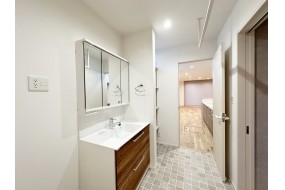 (C棟)玄関ホール、キッチンへと通り抜け出来るプランです。