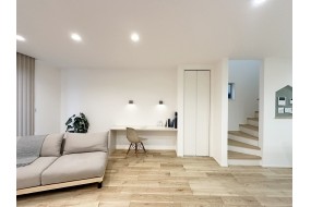 （D棟）　リビングにあるワークスペースです。横にはリビング収納として便利なクローゼットを用意しました。