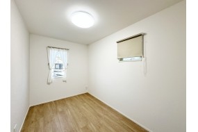 (D棟)居室の窓にはロールスクリーンとレースカーテンをご用意しました。