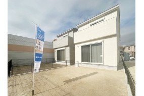 CD棟南側外観とゆとりある広い庭の写真です。