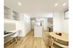 (C棟)キッチンそばのワークスペースには本棚や階段下を利用したクローゼットがあります。