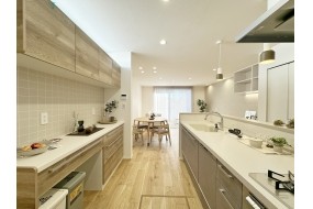 (C棟)キッチンからリビング方向を見た写真です。