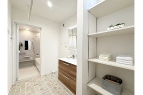 (C棟)脱衣室には収納棚をご用意。