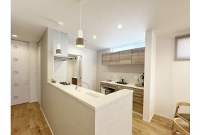 (C棟)キッチンからカップボードを見た写真です。