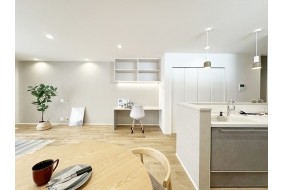 (C棟)キッチンからワークスペースを見た写真です。