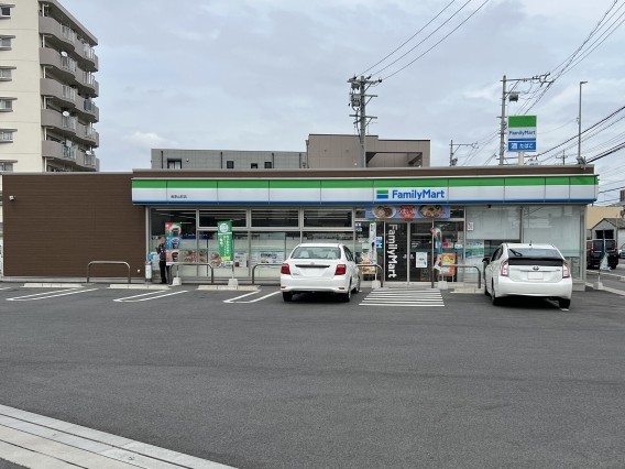 ファミリーマート　徒歩約4分