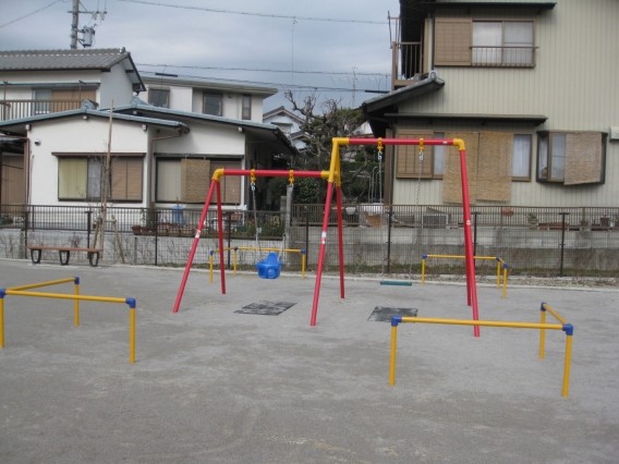 茅池公園（徒歩約２分）