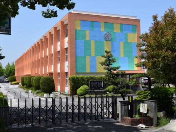 城山小学校（徒歩約１２分）