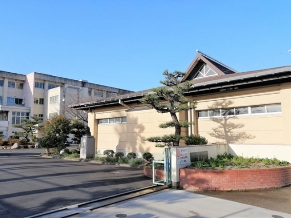 市立 東中学校：徒歩29分（2320ｍ）